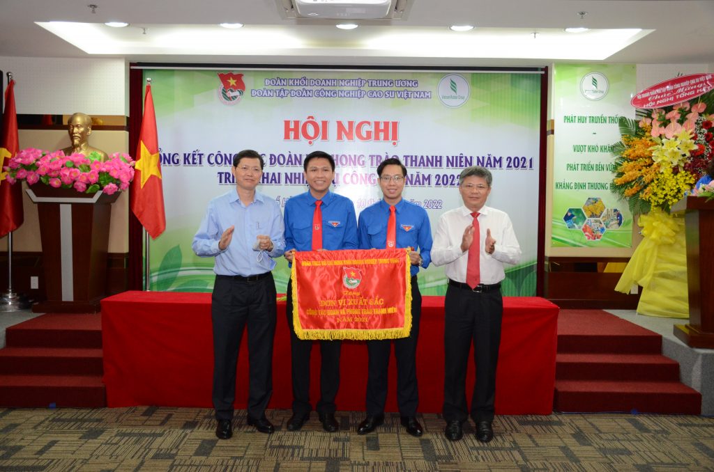 Đoàn Thanh niên VRG nhận Cờ thi đua xuất sắc trong công tác Đoàn